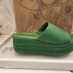 Free People "Harbor Flatform" Kelly Green sandals. NIB. Size 39/US 8